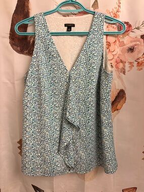Ann Taylor Sleeveless V-Neck Ruffle Front top in Blue and White Speckle